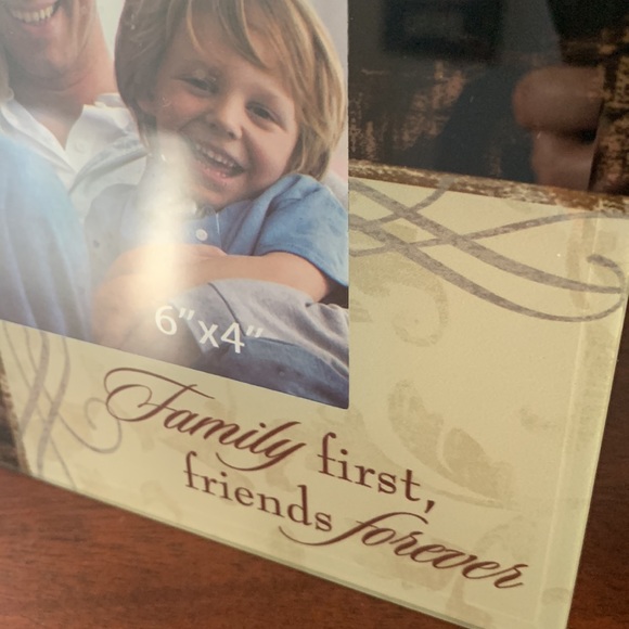Nice “Family First, Friends Forever” Picture Frame - Picture 7 of 9